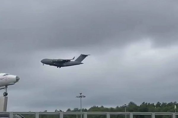Lý do Giám đốc CIA dùng vận tải cơ C-17 để đến Nga