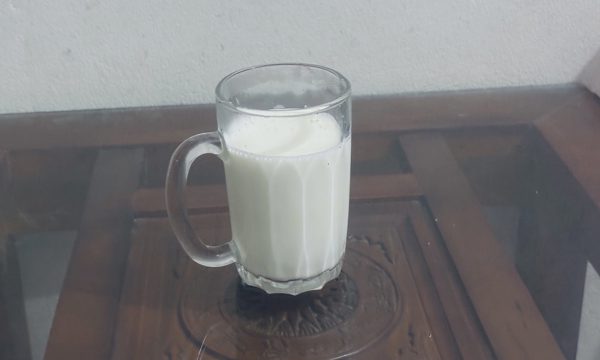 Lý do người lớn tuổi nên uống một ly sữa buổi tối