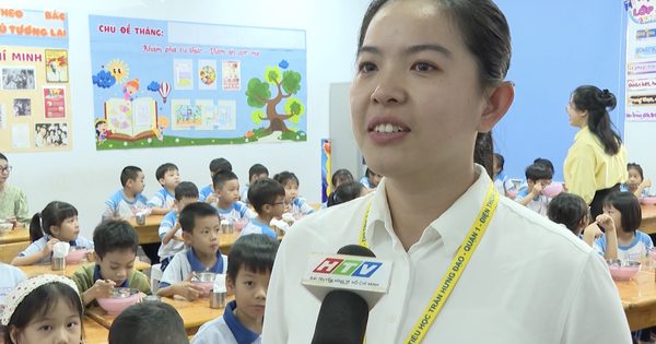 Lý do người mẹ ở TP.HCM xúc động khi vào trường ăn cơm bán trú cùng con