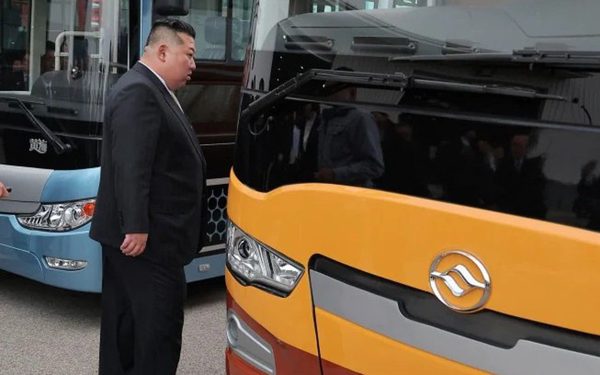 Lý do ông Kim Jong Un tham quan nhà máy xe buýt khi tới Trung Quốc