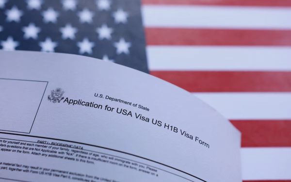 Lý do ông Trump tăng phí visa H-1B từ 100.000 USD lên 103.265 USD