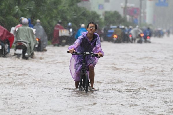 Lý giải nguyên nhân đường Tố Hữu ngập sâu dù cạnh hồ thoát nước Đồng Bông 2