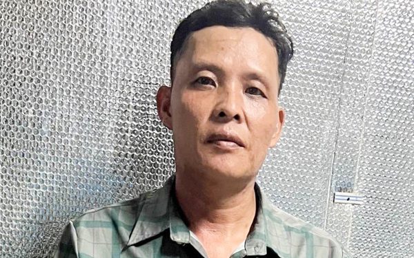 Ly hôn một năm, người đàn ông mang xăng tạt vào vợ cũ rồi châm lửa đốt
