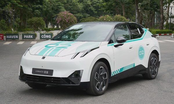 Lynk & Co 02 tạo điểm nhấn với bộ tem thiết kế độc đáo
