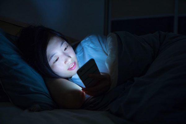 Ma trận phim ngắn AI đang khiến người trẻ sập bẫy, thức xuyên đêm
