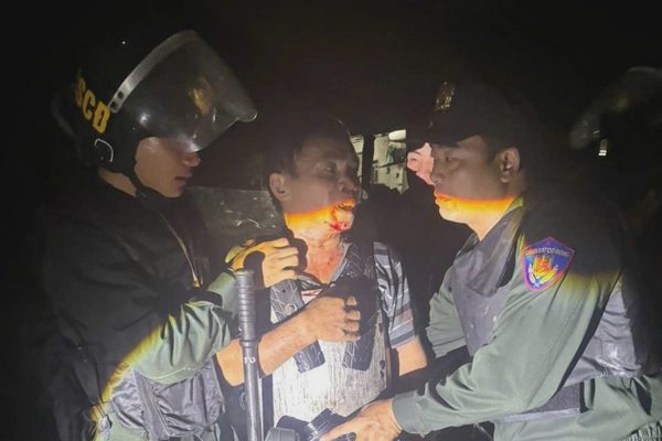 Mặc áo giáp tự chế, người đàn ông dùng dao cố thủ, tấn công cảnh sát