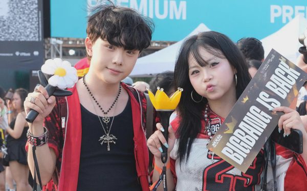 Mặc đu theo BigBang, sân Mỹ Đình thành sàn diễn thời trang khổng lồ