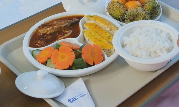Mắc gout nên ăn uống thế nào khi du lịch biển?