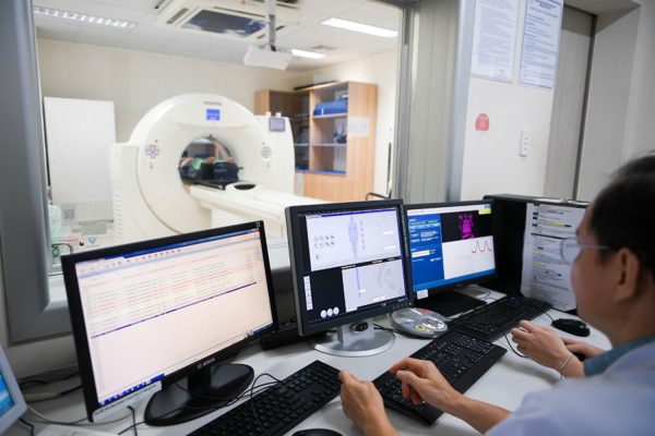 Mắc ung thư phổi giai đoạn 4, bệnh nhân đau đầu trước bài toán tiền thuốc