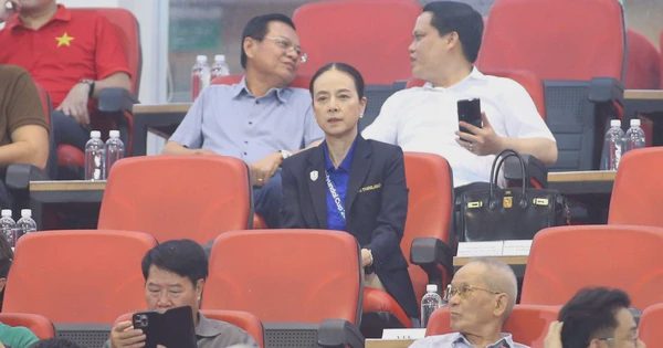 Madam Pang cầm nón lá ở khán đài VIP sân Mỹ Đình: ‘Bầu không khí cuồng nhiệt quá’