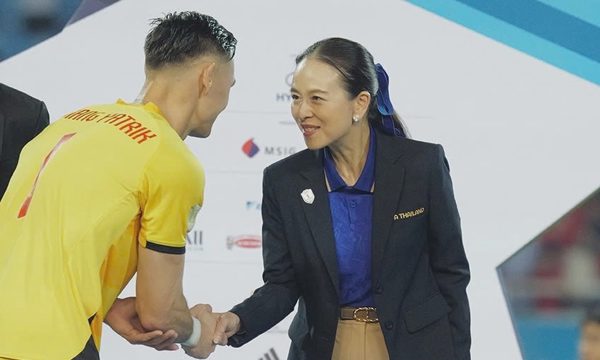 Madam Pang diện phong cách tiểu thư hiện đại