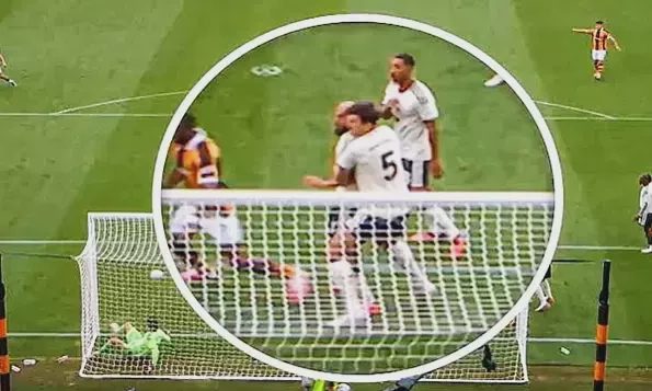 Maguire ôm ghì đồng đội trong bàn thua của Man Utd