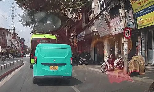 Mải xem điện thoại, cô gái trượt ngã xe máy