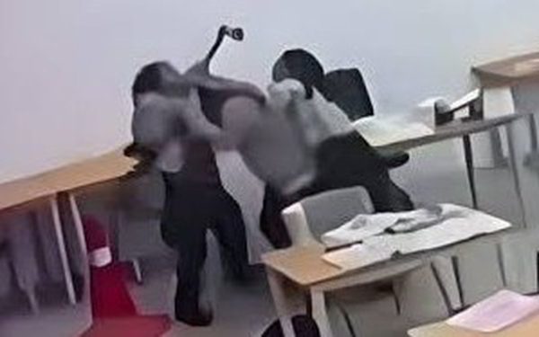 Malaysia: Nam sinh 16 tuổi livestream cầm rìu tấn công giáo viên