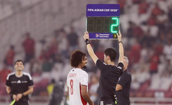 Malaysia yêu cầu FIFA giải thích việc tăng phút bù giờ cho Indonesia