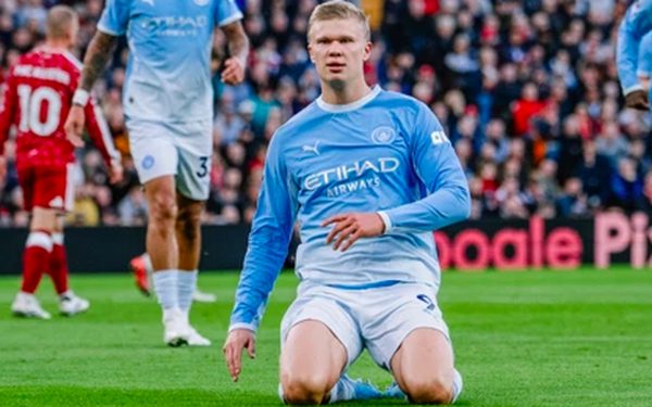 Man City thắng đậm 10 người Liverpool, tiếp tục toàn thắng ở Premier League