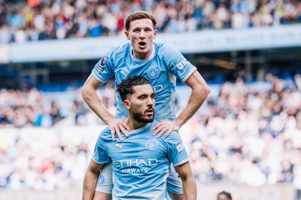 Man City thắng tưng bừng Sunderland, chiếm ngôi đầu bảng