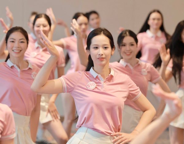 Màn đồng diễn của 53 cô gái Hoa hậu Việt Nam