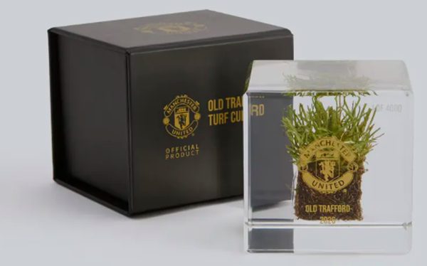 Man United bày bán món quà lưu niệm 'độc nhất vô nhị' từ sân Old Trafford