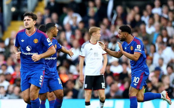 Man United thoát hiểm phút chót