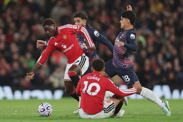 Man Utd đánh rơi chiến thắng bù giờ, Tottenham thoát thua dù thiếu người