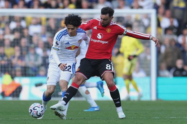 Man Utd đánh rơi lợi thế, chia điểm với Leeds