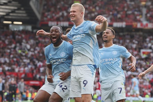 Man Utd gục ngã trước Man City dù chơi hơn người