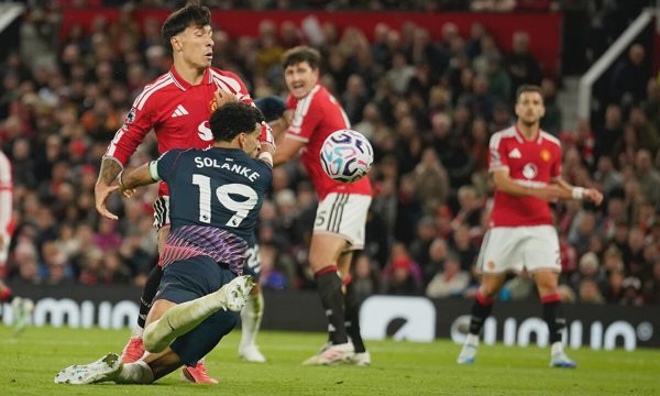 Man Utd rơi chiến thắng trước Tottenham dù hơn người