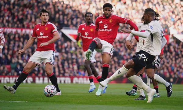 Man Utd thảm bại trong ngày Fernandes dự bị