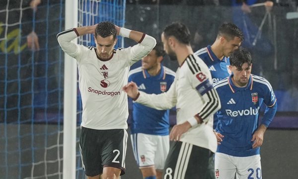 Man Utd thảm bại trước tân binh Champions League