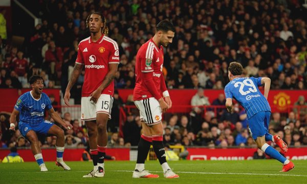 Man Utd thua Brighton trên sân nhà dù dẫn hai bàn
