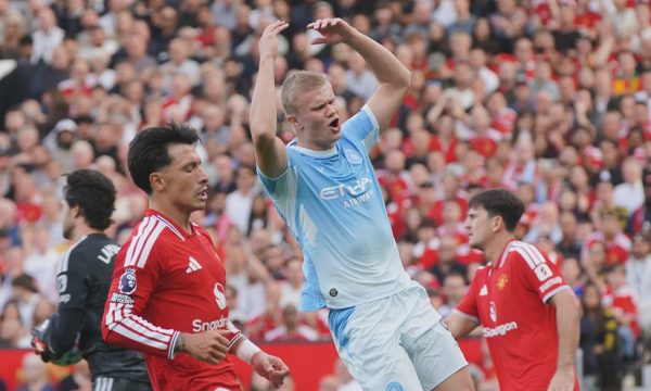 Man Utd thua Man City trong thế hơn người