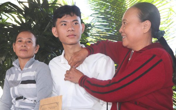 Mang bệnh động kinh vẫn đoạt giải nhất Tin học Đà Nẵng, đậu Bách Khoa: Đi nhận học bổng, mẹ và dì 'đòi’ đi theo