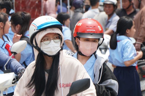 Mang cơm tới trường cho con sau vụ phát hiện 'cánh gà chiên còn sống' trong suất ăn
