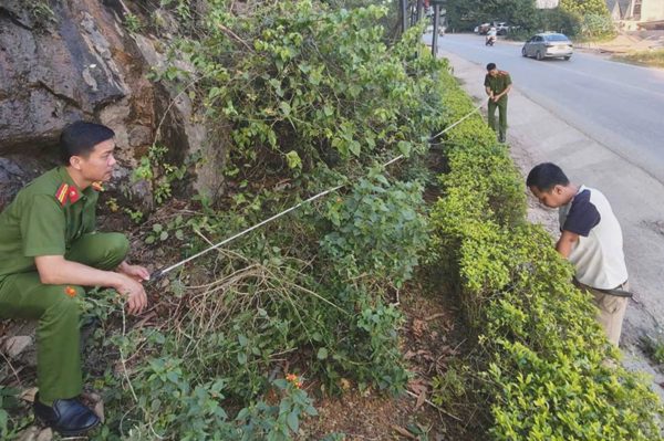 Mang dao kiếm rượt đuổi nhau trên đường, 3 người ngã gãy xương