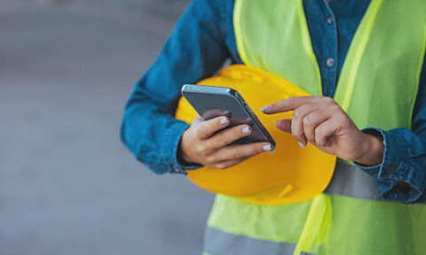Mang điện thoại trái nội quy, bị đồng nghiệp làm hỏng có được bắt đền?