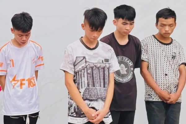 Mang hung khí rồi lái xe lạng lách trên đường, 4 đối tượng bị khởi tố