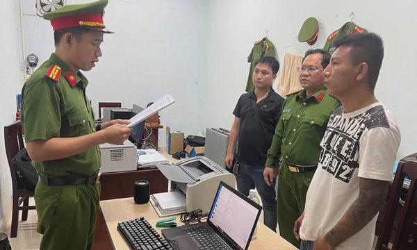 Mang kiếm đập phá tài sản người khác, quay video đăng Facebook