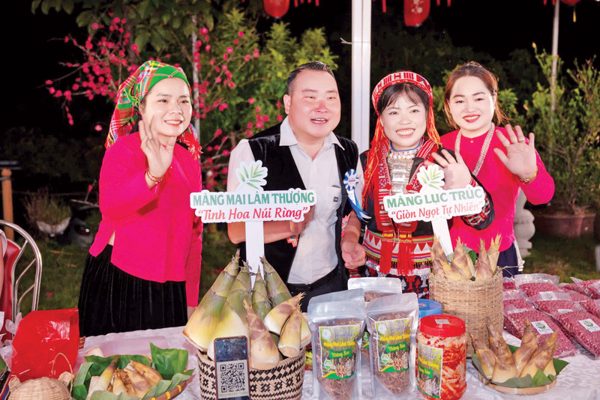 Măng mai đánh thức bản làng