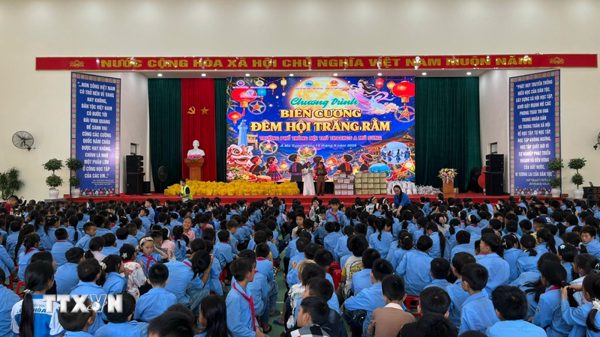 Mang quà Trung thu và dịch vụ y tế đến với đồng bào nơi biên giới