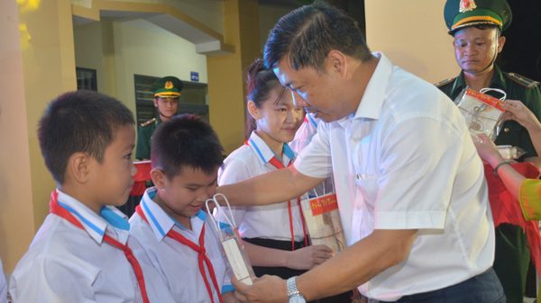 Mang Tết Trung thu đến với học sinh có hoàn cảnh khó khăn ở vùng biên giới Đắk Lắk