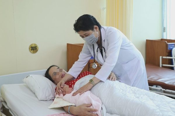 Mang thai lần 2 sau 20 năm, sản phụ đối mặt với nguy hiểm