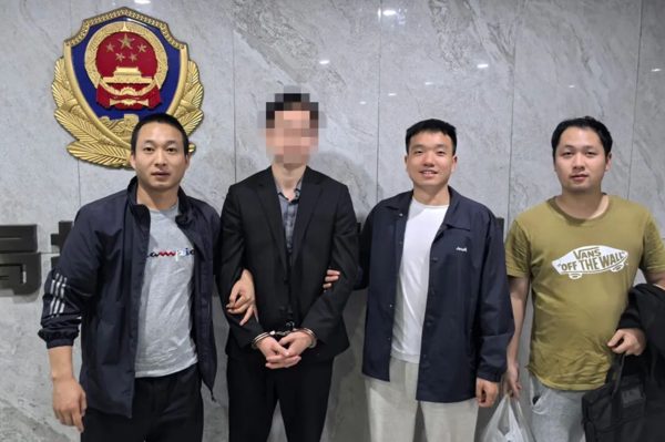 Mang tiền đi gửi tiết kiệm, cụ ông Trung Quốc nhận tin toàn bộ là 'tiền giả'