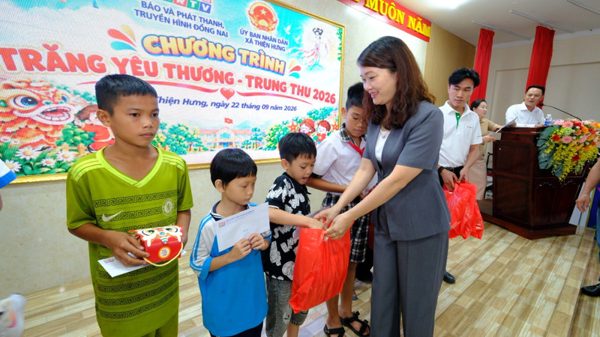 Mang Trung thu đến trẻ em vùng biên giới thành phố Đồng Nai
