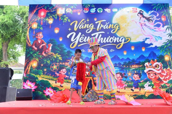 Mang “Vầng trăng yêu thương” đến với các bệnh nhi tại Thành phố Hồ Chí Minh
