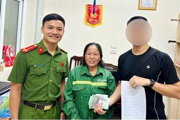 Mạng xã hội không giúp tìm chủ chiếc ví, người phụ nữ tìm đến công an