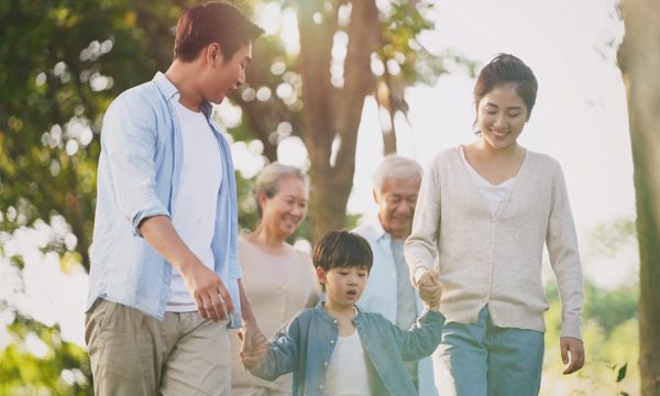 Manulife: Thế hệ 'bánh mì kẹp' đối mặt nhiều áp lực tài chính