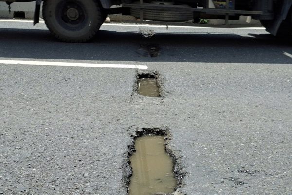 Mặt đường hầm chui dài 455m xuất hiện nhiều ổ gà, tài xế thót tim phanh gấp