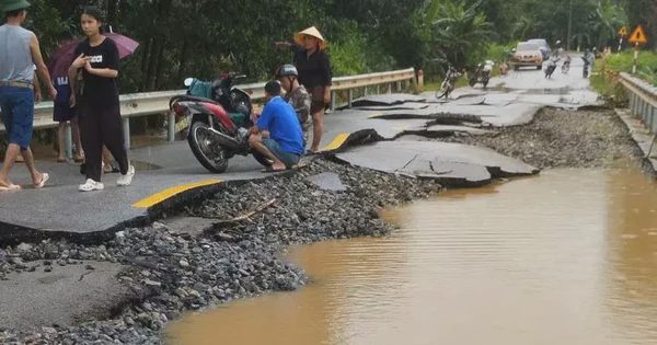 Mặt đường quốc lộ vỡ nát như bánh đa sau lũ
