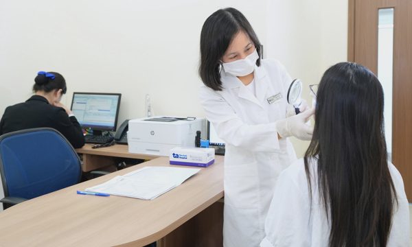 Mất lông mày do bệnh rụng tóc xơ hóa vùng trán